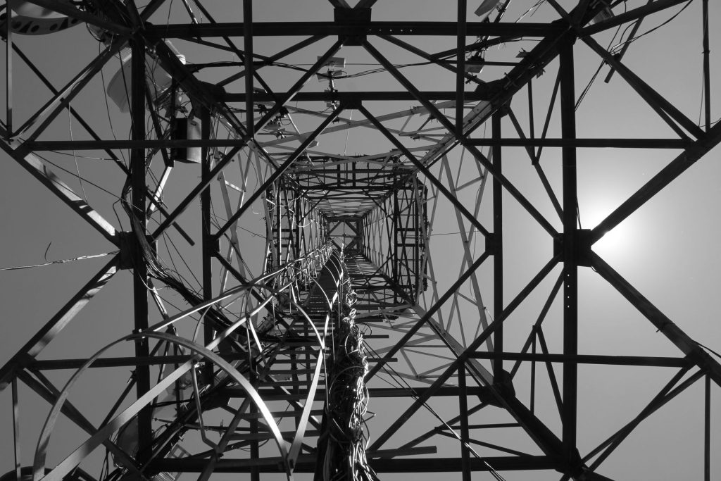 Stahlkonstruktion Funkturm Schwarz weiß von unten
