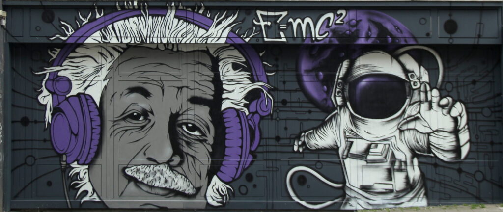 Grafito zeigt einen Astronauten im Raumanzug, eine Zeichnung von Albert Einstein mit Kopfhörern und die Formel E=mc²
