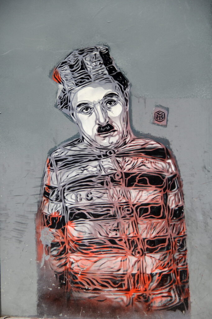 Charlie Chaplin in Hätlingskleidung als Grafito